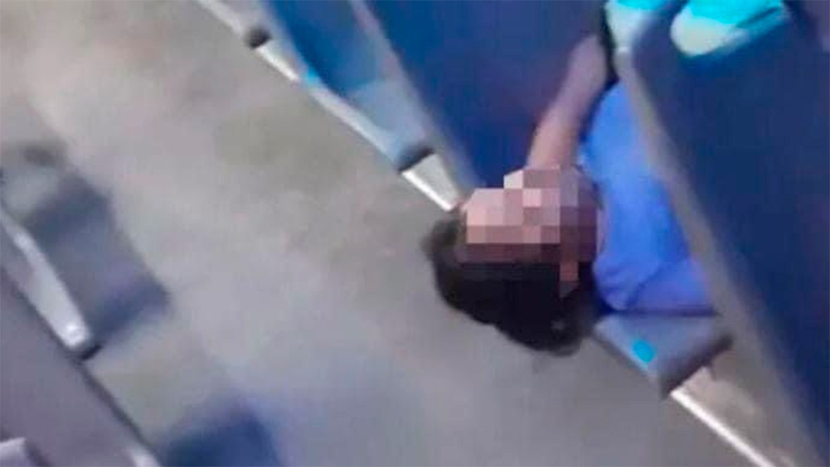 VIDEO Olvidan a niña dormida en el último asiento de un camión de transporte público