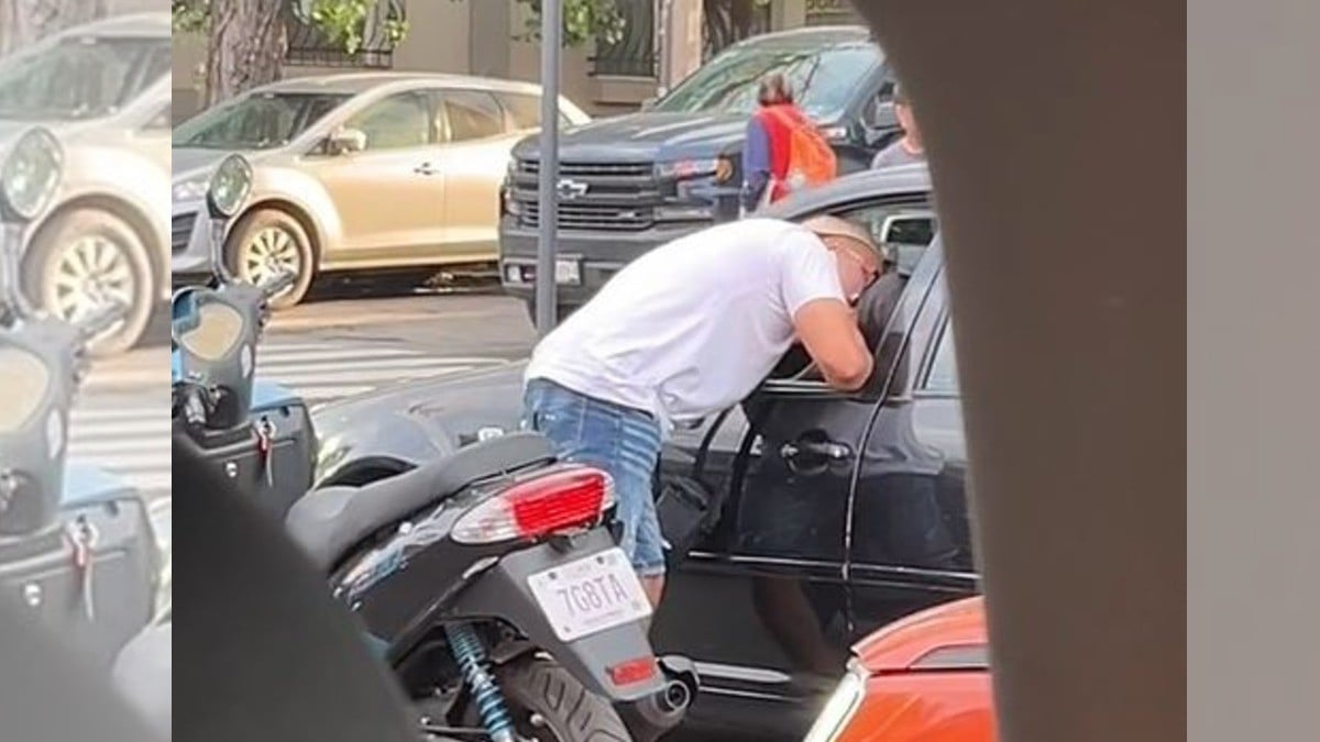 VIDEO Coqueteo de jóvenes en pleno semáforo tuvo este final de telenovela