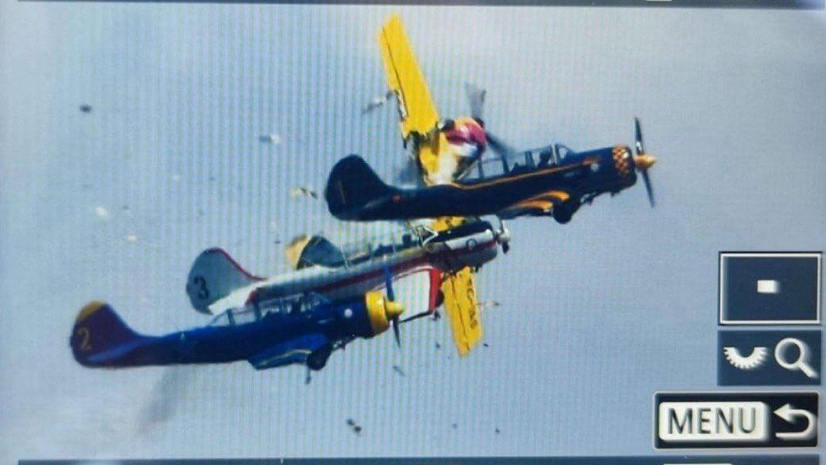 VIDEO Aviones chocan en el aire en medio de show de acrobacias; piloto pierde la vida