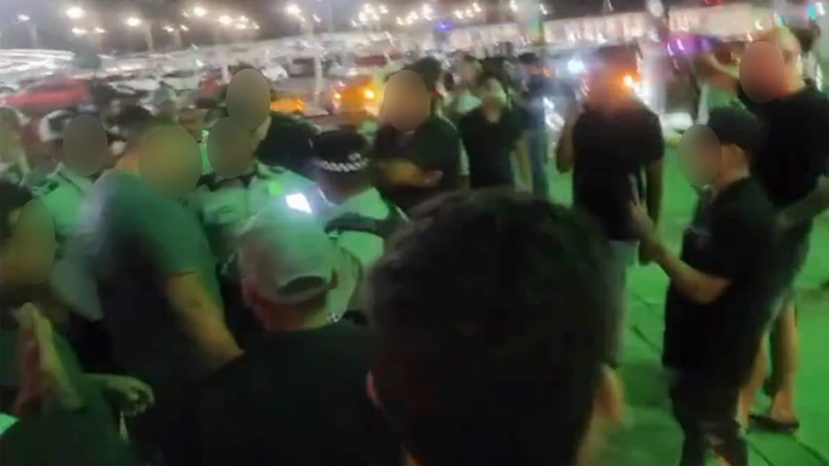 VIDEO Choferes de plataforma bloquean acceso a Aeropuerto y la León-Silao por pelea con GN