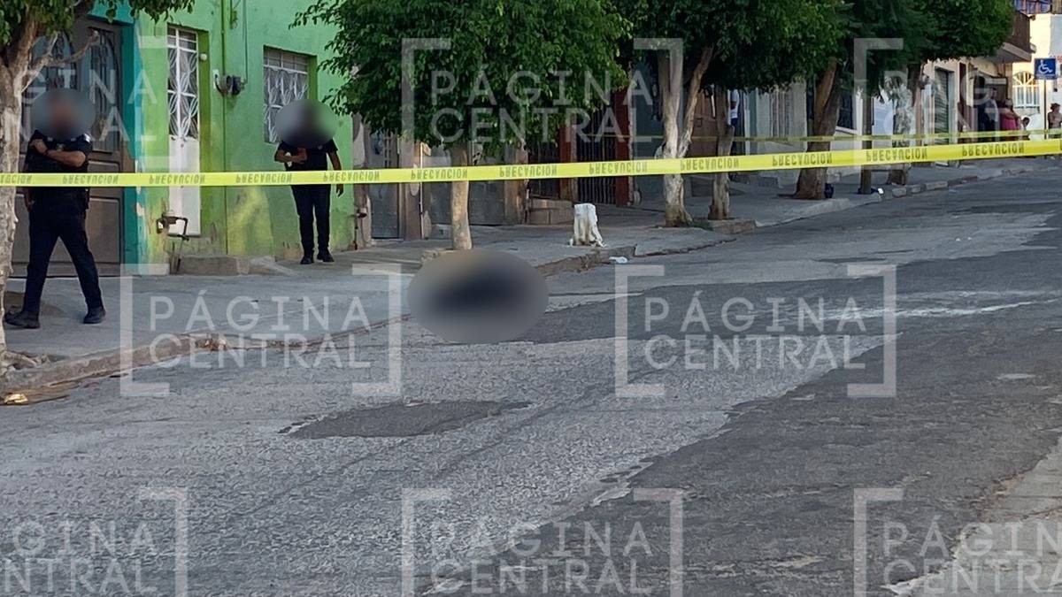 Vecinos caminaban en la Obrera cuando encontraron un cuerpo embolsado a media calle