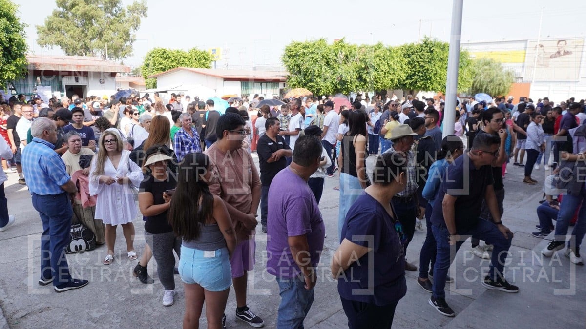 Hombre pierde la vida mientras esperaba bajo el sol para emitir su voto