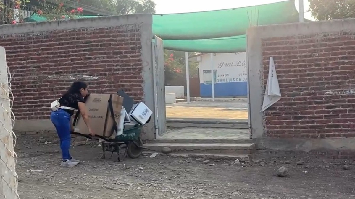 VIDEO Funcionaria de casilla llega con material electoral en carretilla y se hace viral