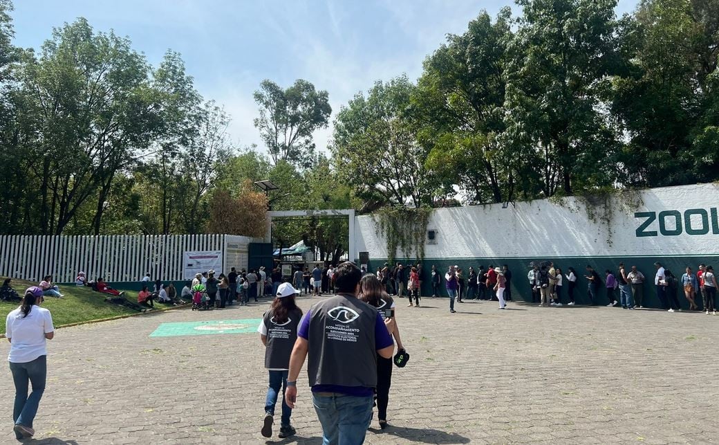 Retraso y falta de material electoral en apertura de casillas especiales enoja a votantes