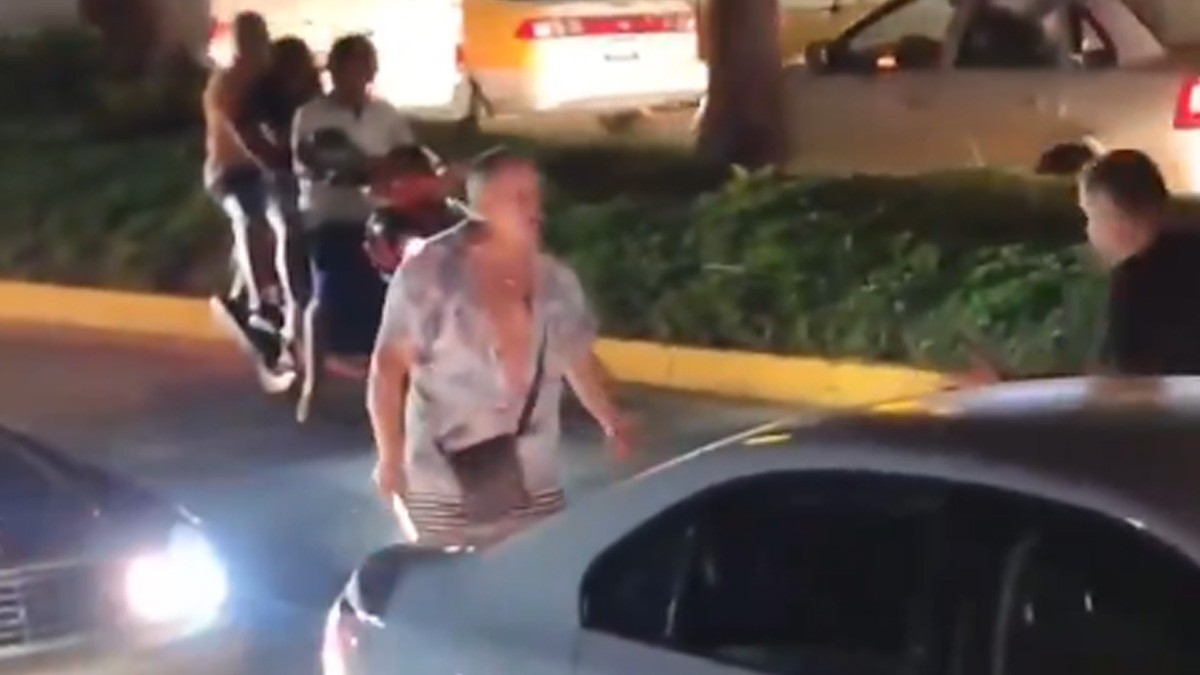 VIDEO Jóvenes buscan pleito con adultos mayores, pero terminan apaleados