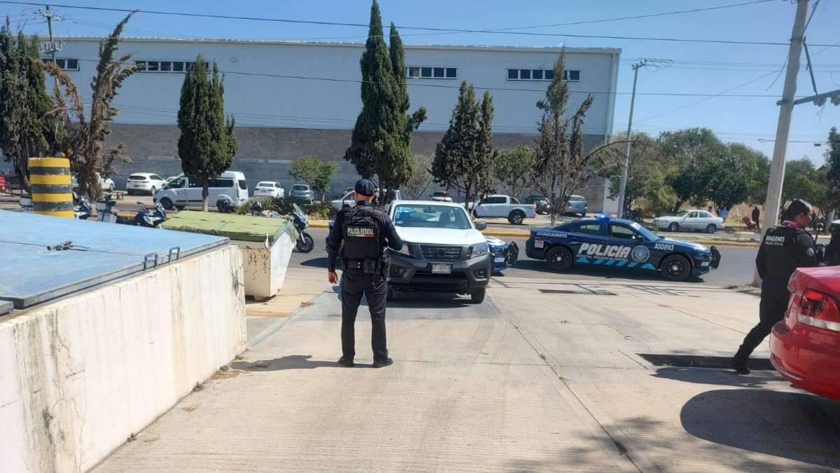 Levantan a dos militantes de Morena frente a policías; partido denuncia 'cacería'