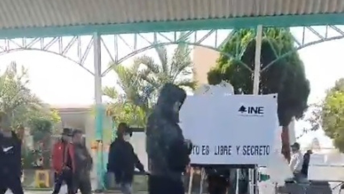 VIDEO Hombres armados entran a escuela para robarse boletas electorales