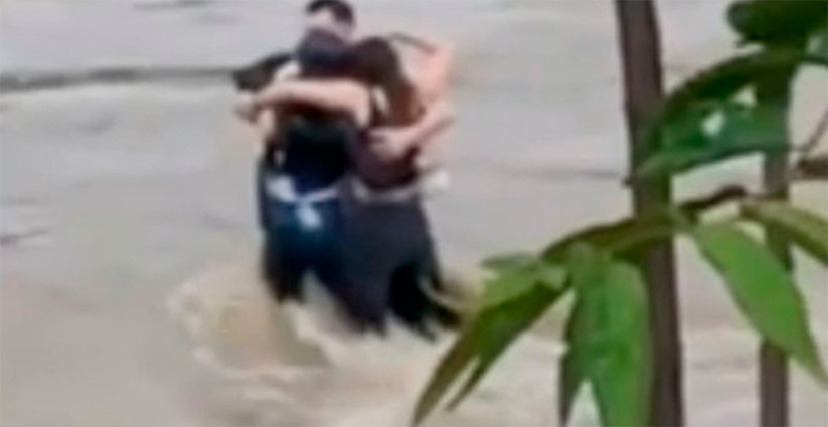 VIDEO Captan el último abrazo de tres amigos antes de morir ahogados