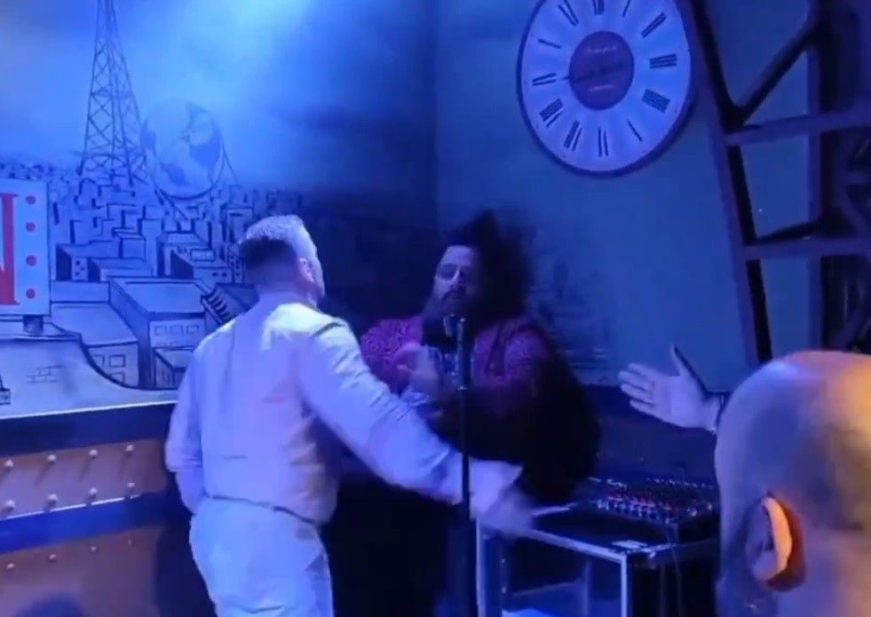 VIDEO Captan a hombre al golpear a comediante en show por hacer broma pesada a su hijo