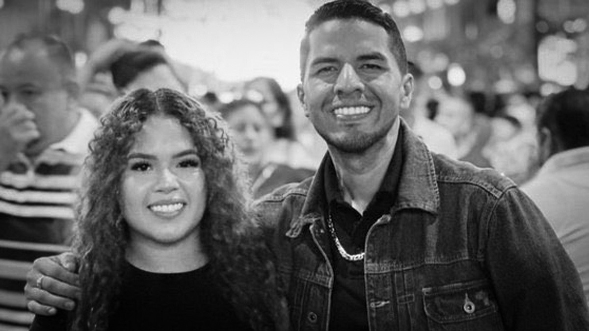 VIDEO “¡Llamen a una ambulancia!” Matan a influencer y su esposa mientras transmitían