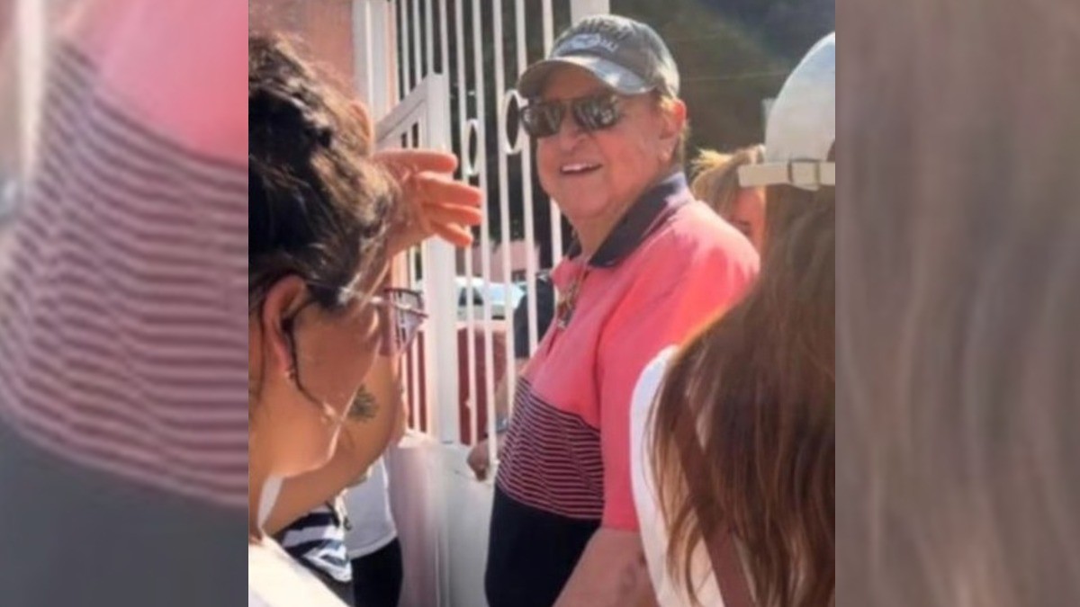 VIDEO ¡Chusma! ‘Quico’ se mete a la fila para votar, lo abuchean y así les contestó