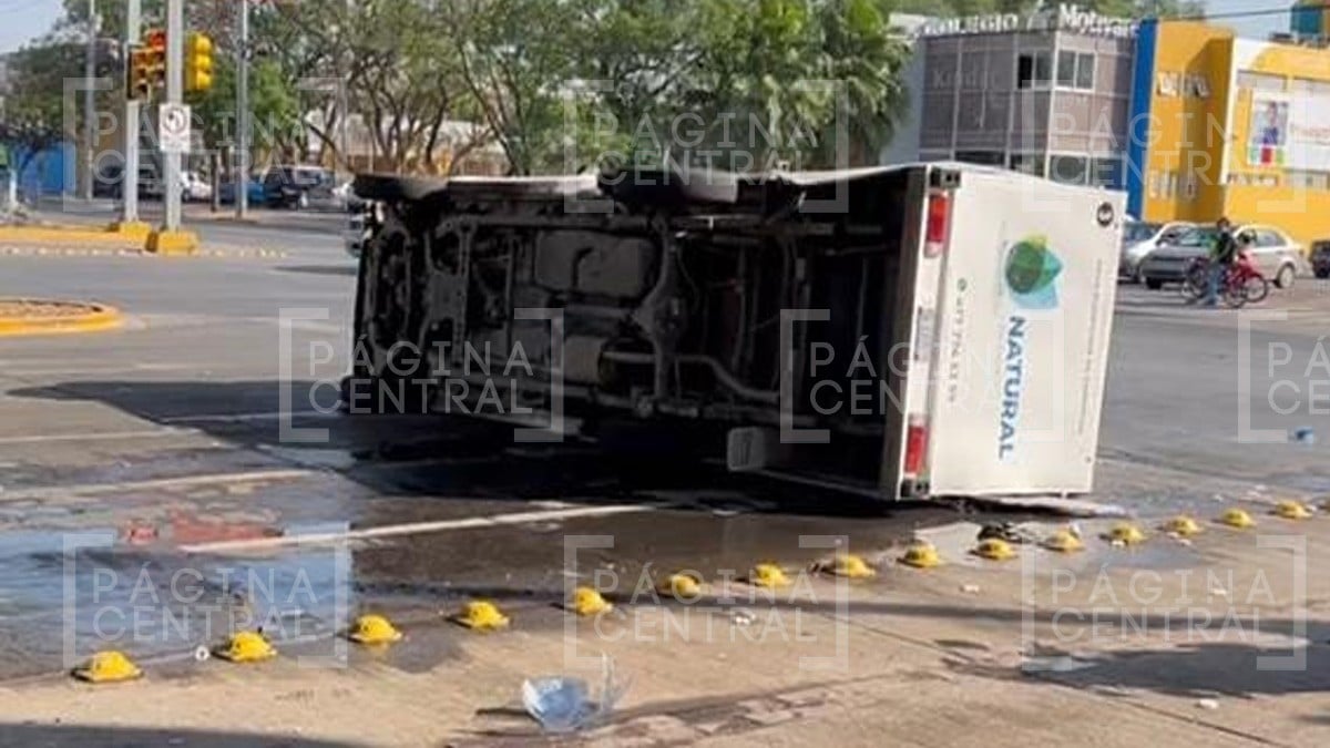Auto choca con camioneta y provoca volcadura en el Libramiento Morelos