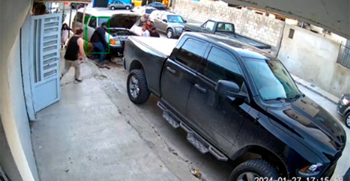 VIDEO “¡No puedo salir!”, hombre arreglaba camioneta, pero falló el gato y quedó prensado