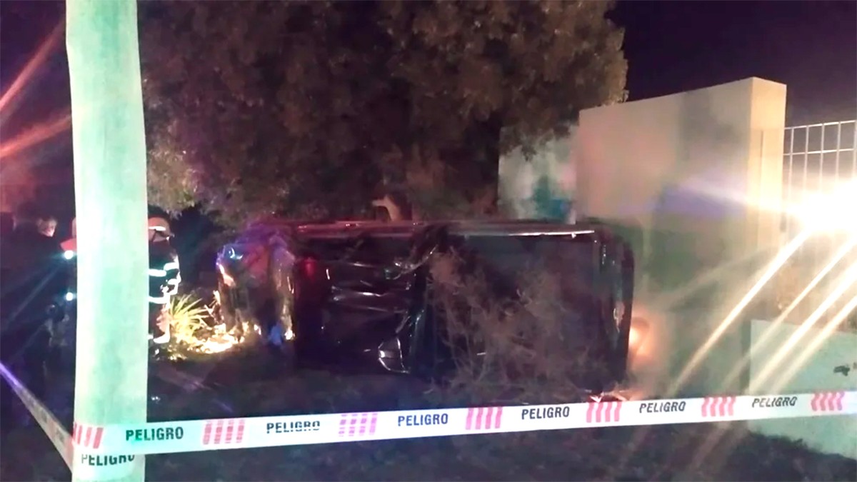 Menor de 14 años toma a escondidas la camioneta de su papá, choca con barda y muere