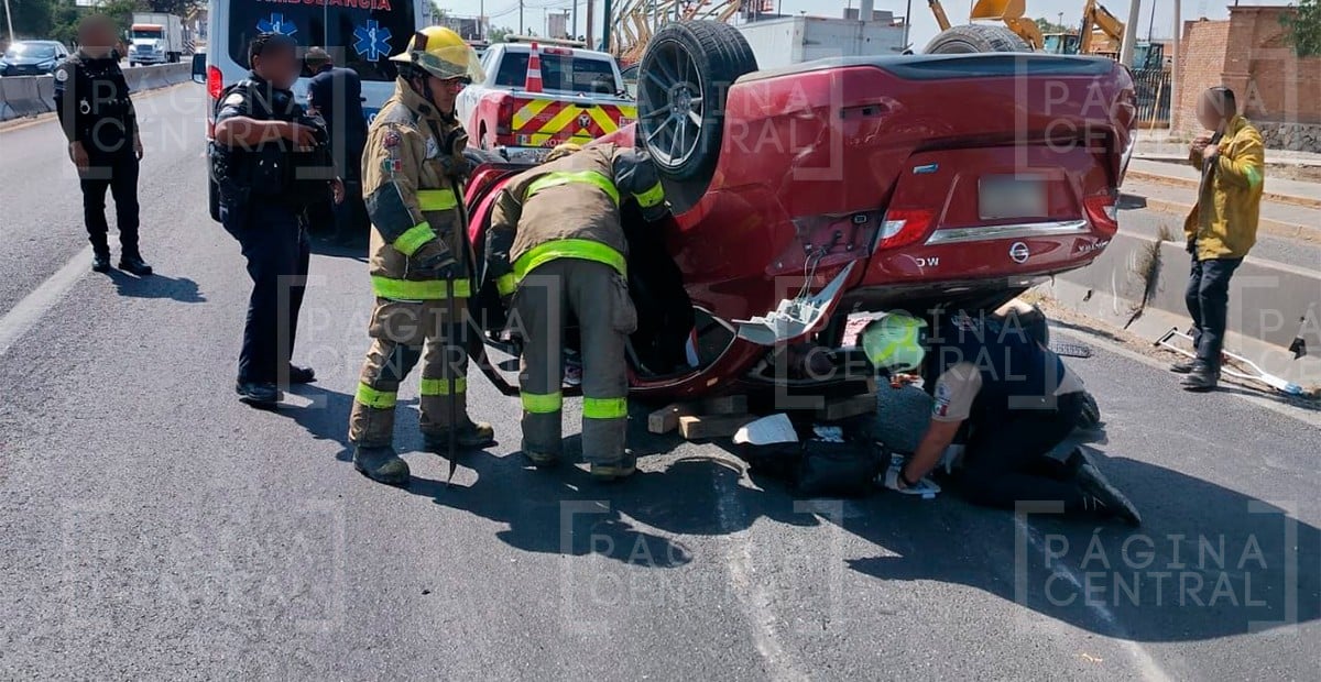 Vuelcan sobre el bulevar Aeropuerto;  una niña y una mujer resultaron lesionadas