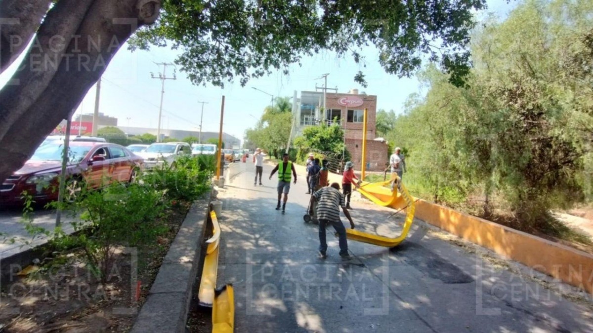 ¡Como si nada hubiera pasado! Camioneta pega en portería del Malecón, la derriba y huye