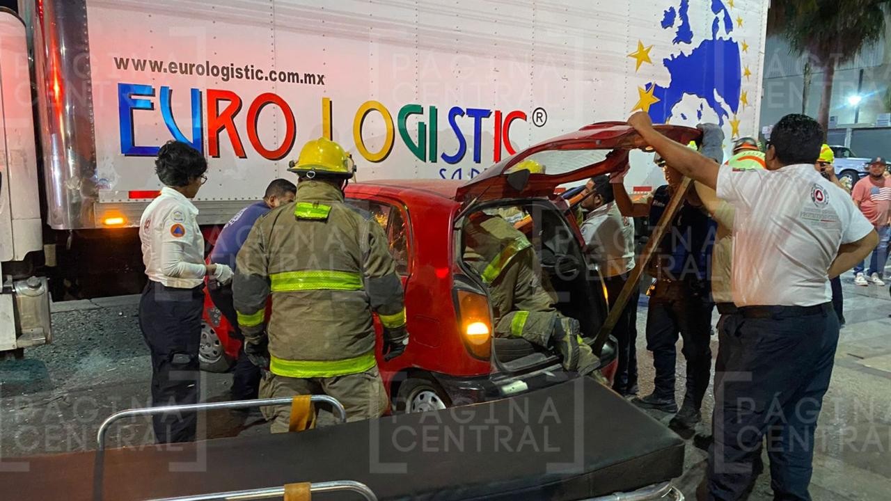 Mujer choca contra camión de carga en la Industrial Delta; al parecer iba alcoholizada