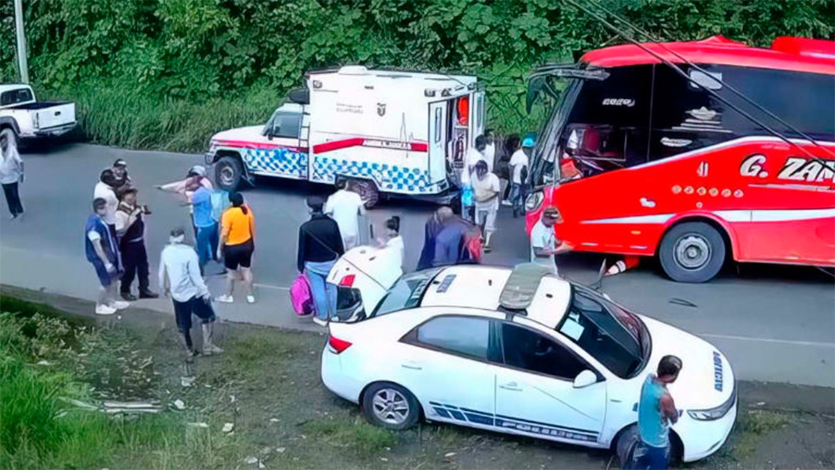 VIDEO Autobús atropella a paramédicos y heridos que eran atendidos por accidente carretero