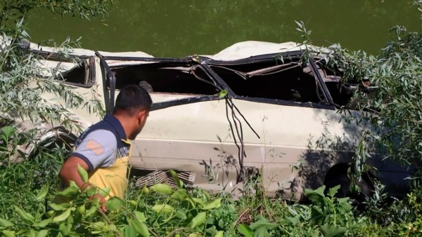 VIDEO Autobús escolar cae a un río, hay muertos y desaparecidos