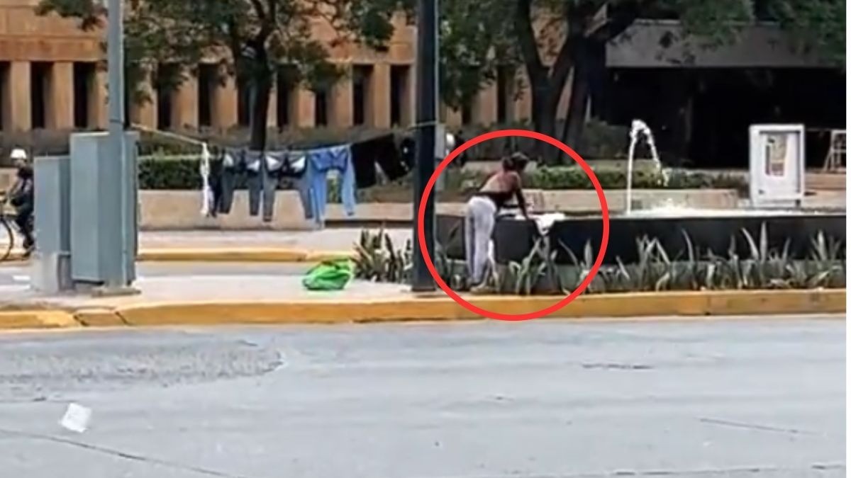 VIDEO Graban a mujer lavando su ropa en la fuente frente al Forum Cultural