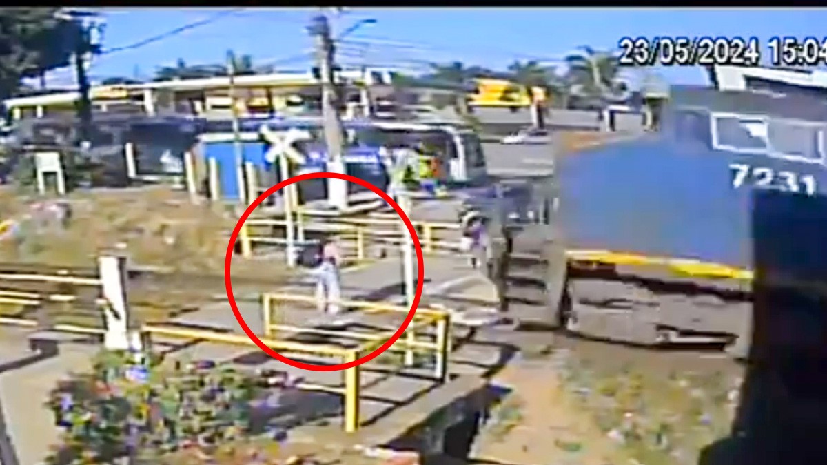 VIDEO Se viraliza otro video de mujer que es impactada por un tren