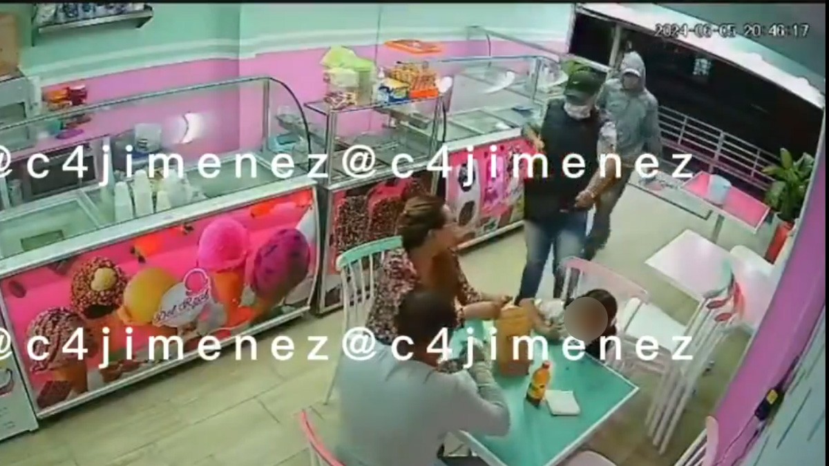 VIDEO Asaltantes encañonan a una niña en una paletería para robar la moto de sus padres