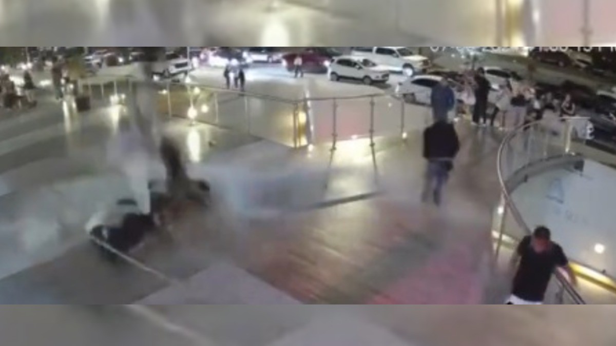 VIDEO Captan momento exacto en el que cayeron los jóvenes del segundo piso de un antro