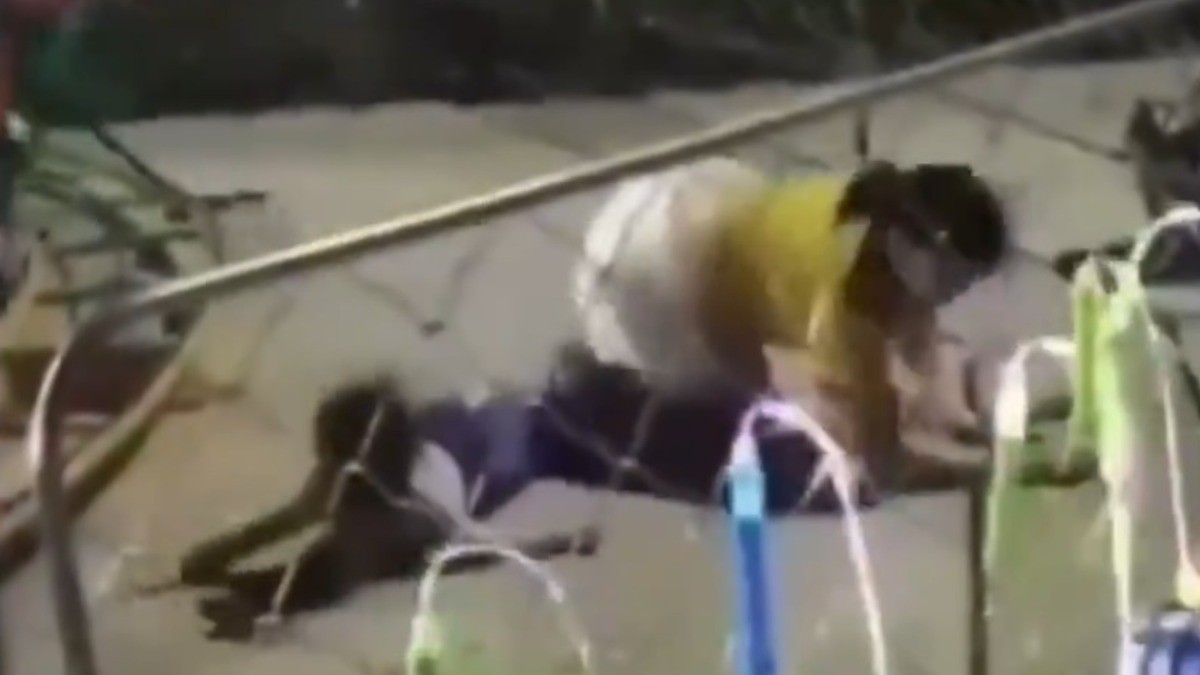 VIDEO Captan momento en que madre e hijo 'salen volando' de juego mecánico; esto les pasó