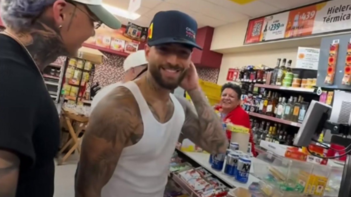 VIDEO Maluma va al Oxxo por unas 'chelas' y la reacción del cajero se hace viral