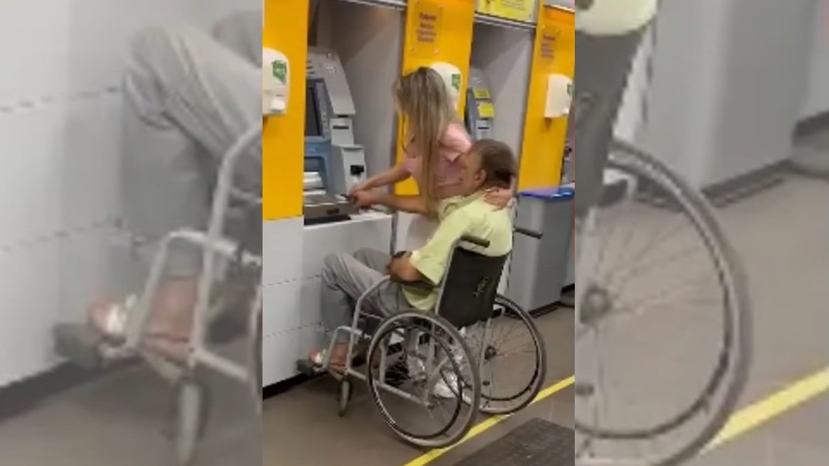 VIDEO ¿Obliga a su ‘sugar’ a sacar dinero? Lleva al cajero a hombre en silla de ruedas