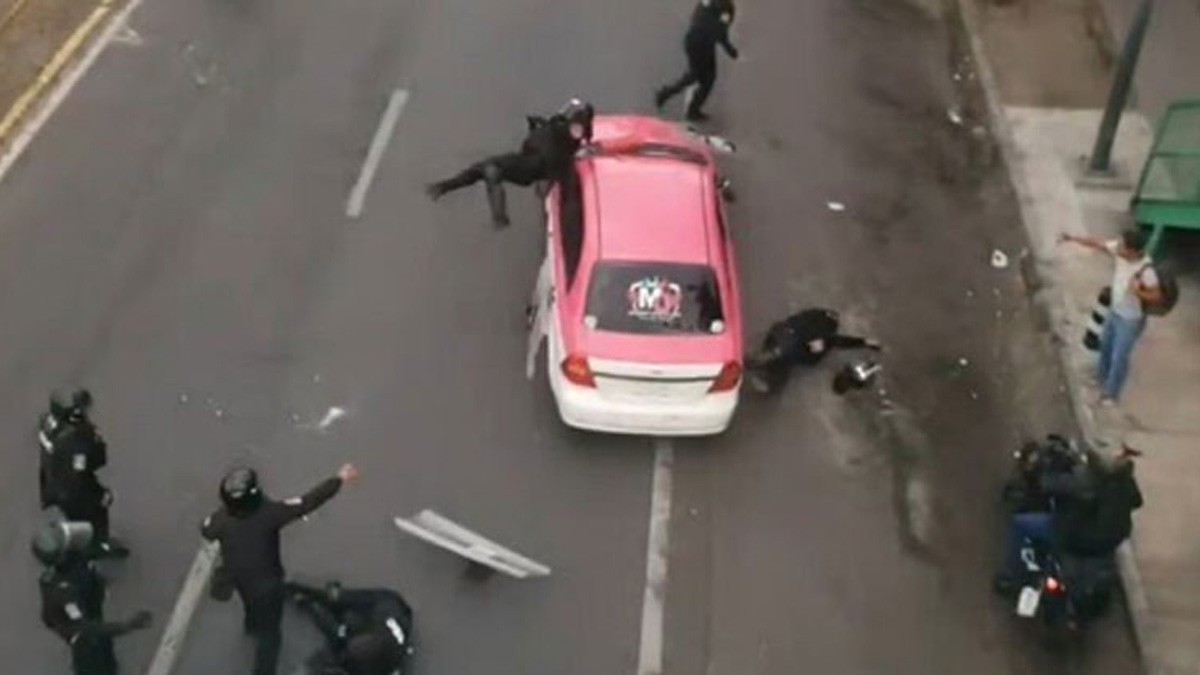 VIDEO Taxista atropella a 3 policías en medio de protesta y enfrentamientos; hay 7 heridos