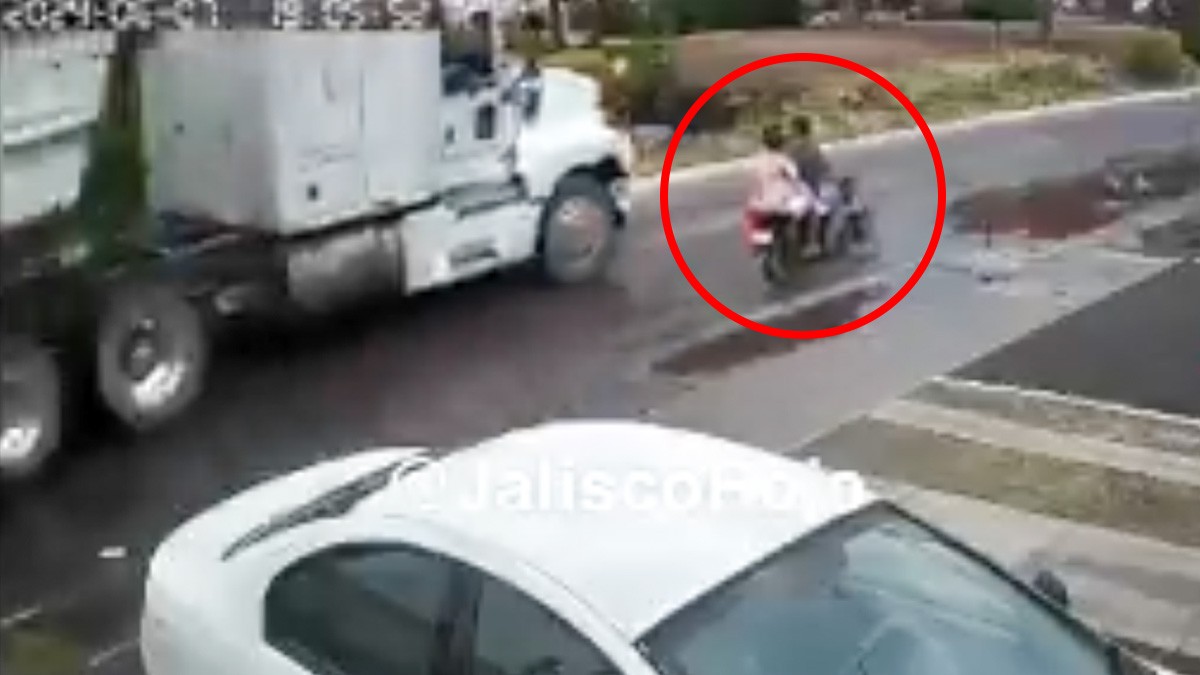 VIDEO Tráiler arrolla a familia en moto; padre e hija mueren y mamá embarazada está herida