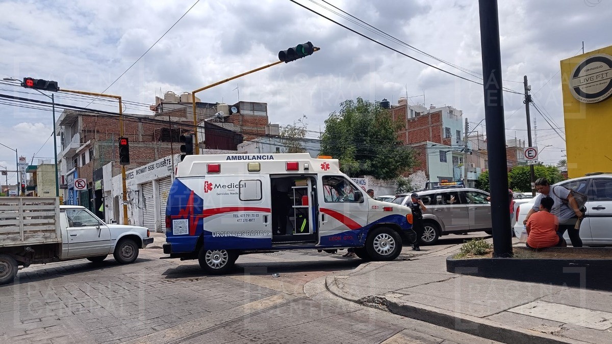 Ambulancia iba a atender servicio pero choca contra camioneta cerca de la Línea de Fuego