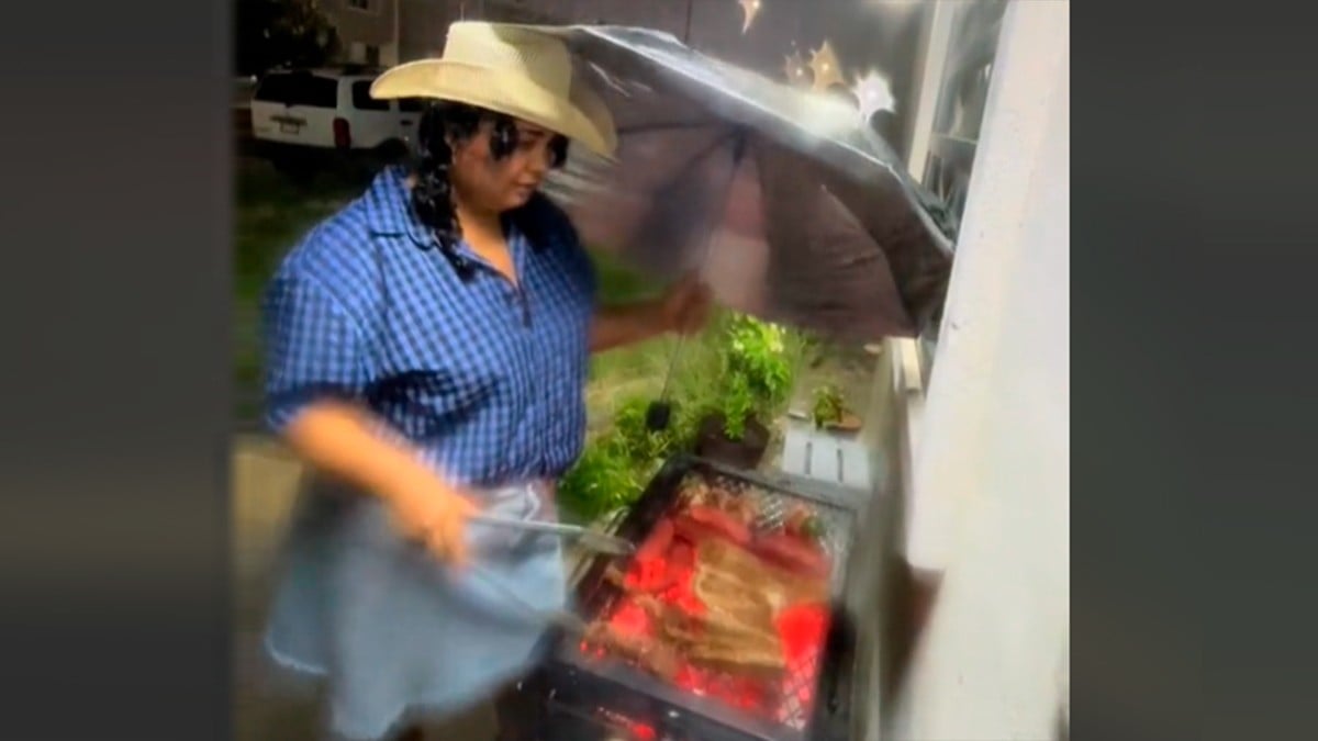 VIDEO A pesar de la lluvia, mujer no deja de hacer su carnita asada