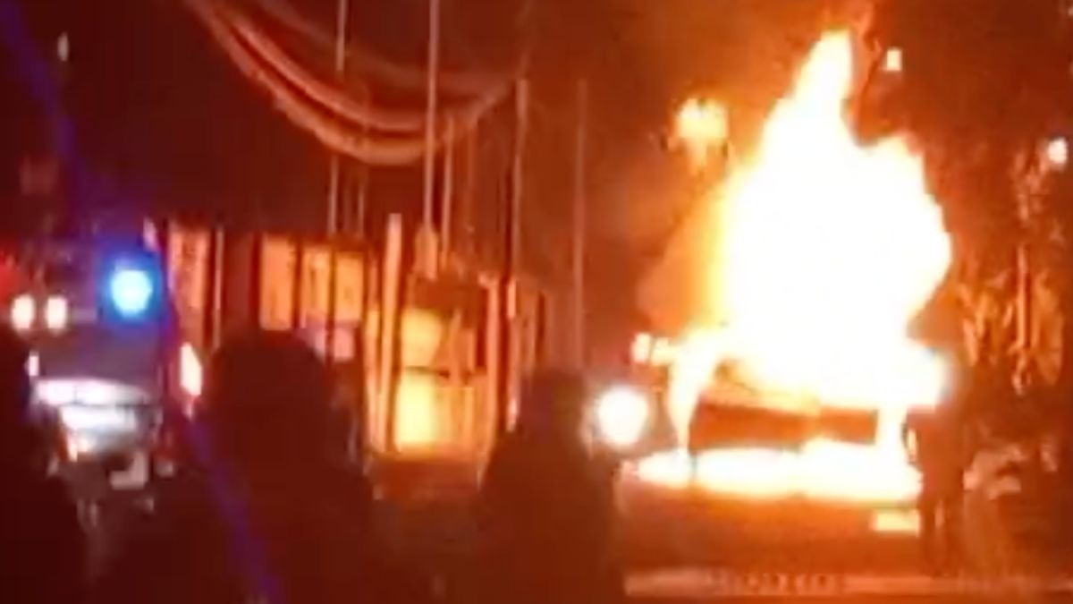 VIDEO Graban incendio de patrulla de la Policía Municipal en la colonia San Miguel