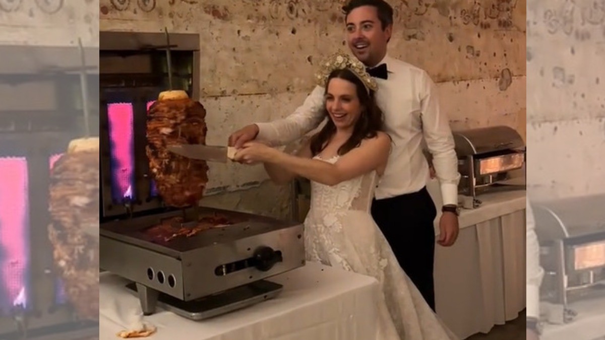 VIDEO ¿Y el pastel de bodas? Recién casados cortan trompo de pastor para festejar