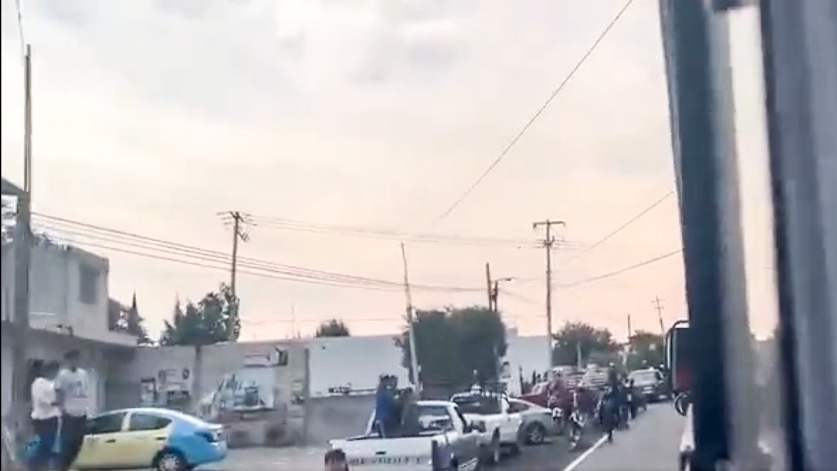 Pobladores capturan a cuatro presuntos ladrones de autos, los incendian y los matan