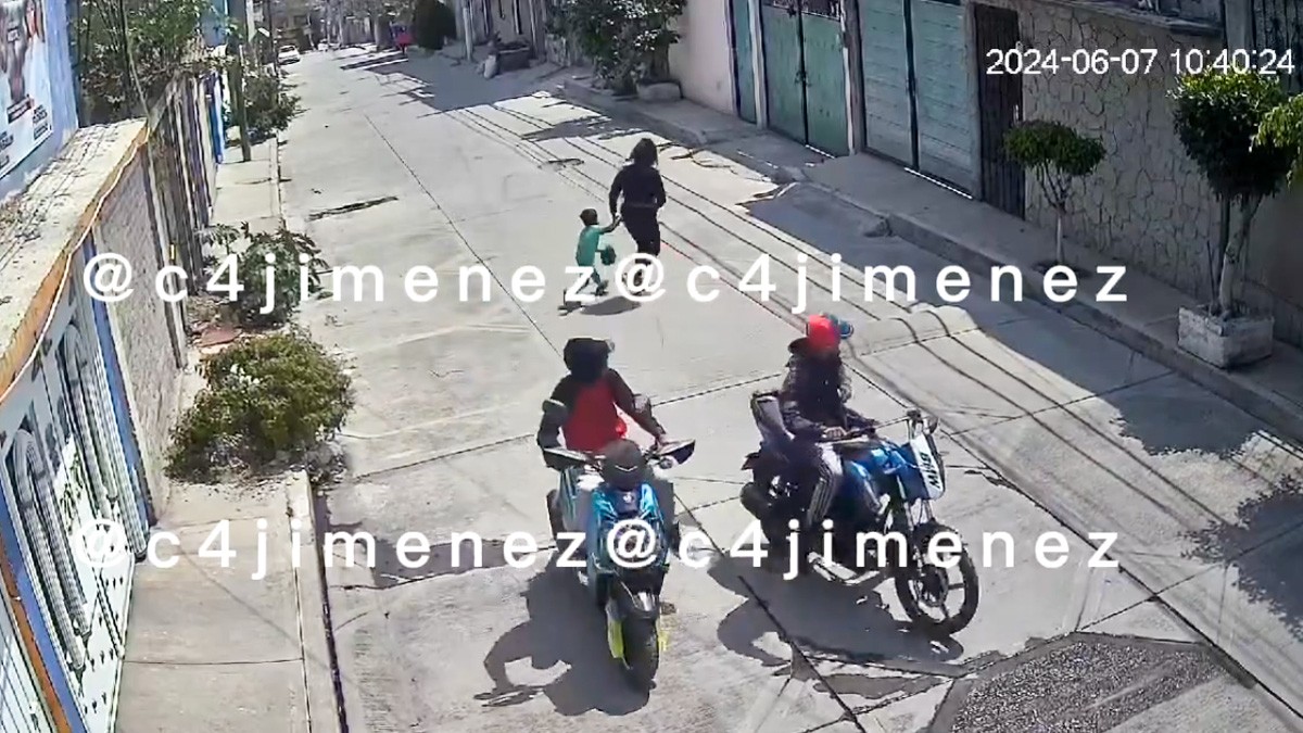 VIDEO ¡No respetan ni a los niños! Bajan a mujer y su hijo de una moto para robársela