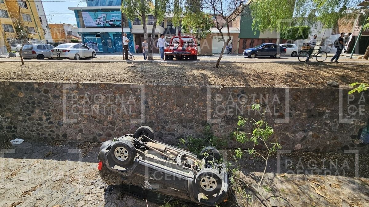 Mecánico saca camioneta del taller para probarla, se queda sin frenos y se va al arroyo