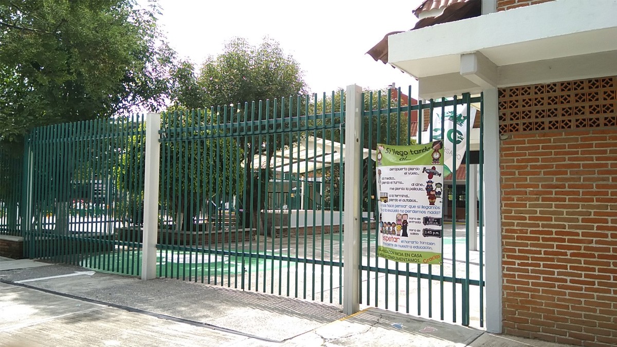 Atacan a balazos camioneta afuera de una escuela, choca contra poste y muere un estudiante