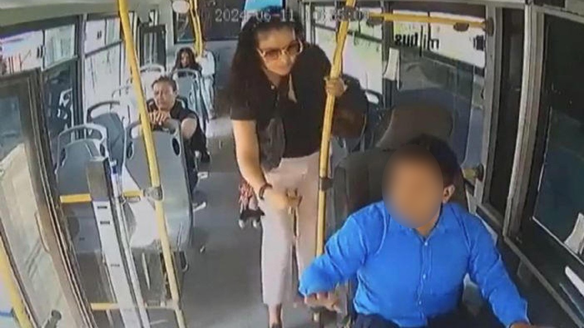 VIDEO Mujer agrede a patadas a conductor de camión urbano por pasarse un tope