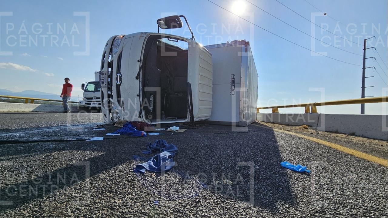 Camiones de carga protagonizan choque y volcadura en la Maxipista León-Aguascalientes