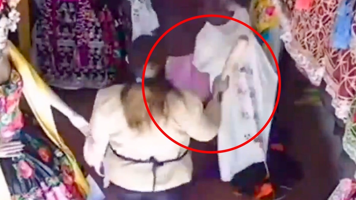 VIDEO Graban a mujer enfurecida al atacar a batazos a abuelita en su local de ropa