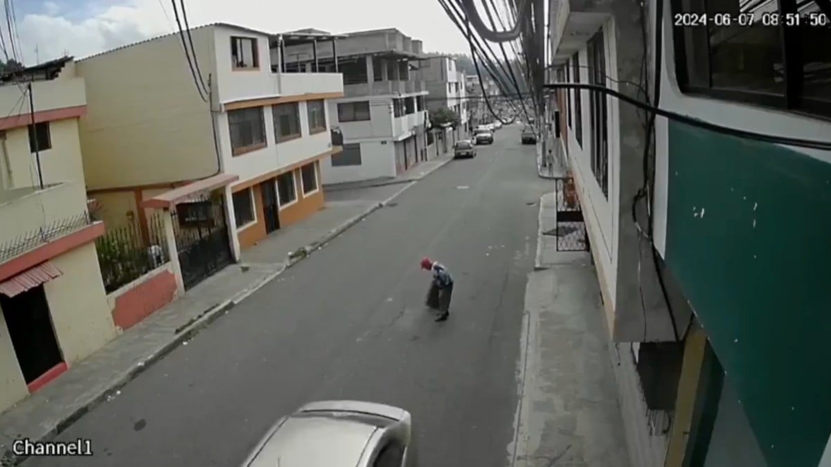 VIDEO Conductor en reversa mata a abuelito que sacudía una alfombra a media calle