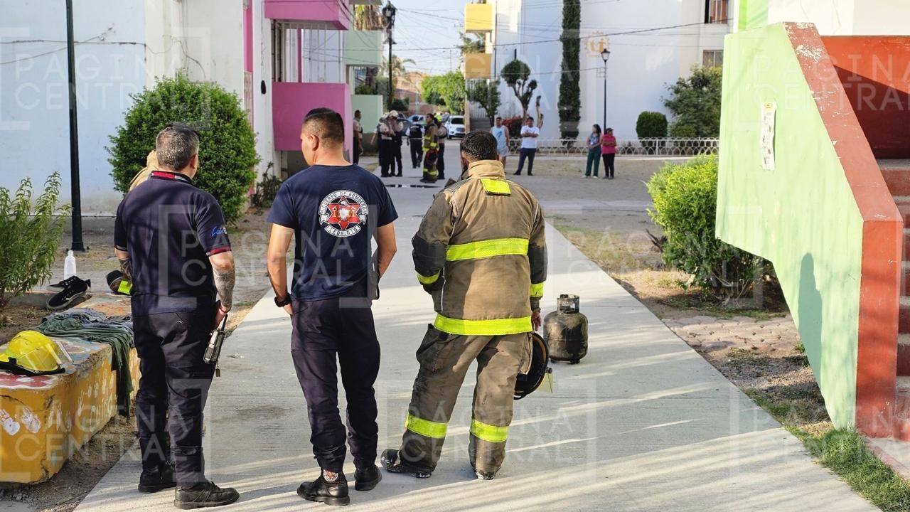 Fuerte incendio consume un departamento en la colonia Azteca y deja un hombre lesionado