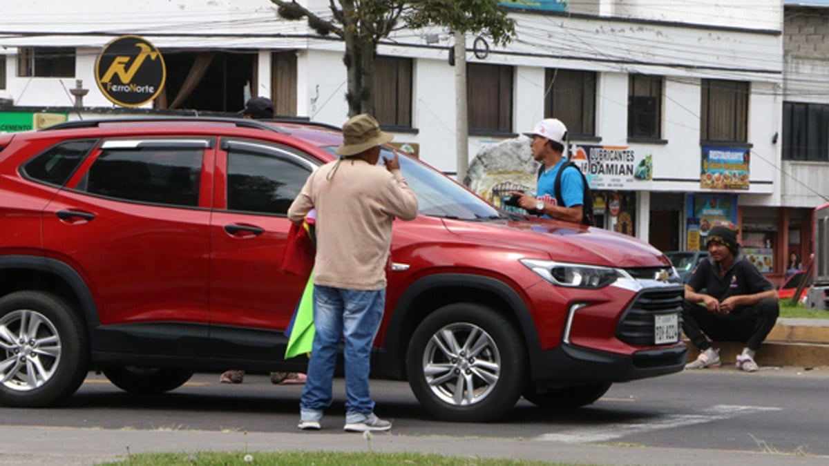 Muere limpiaparabrisas luego de estar varias horas en un crucero a más de 40 grados