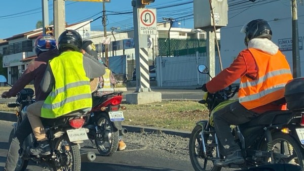 Propone síndico confinar a motociclistas a carril de baja velocidad en León