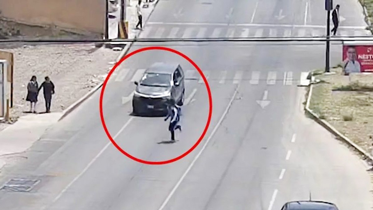 VIDEO Niña cruza sin cuidado bulevar, la atropella camioneta y huye del lugar
