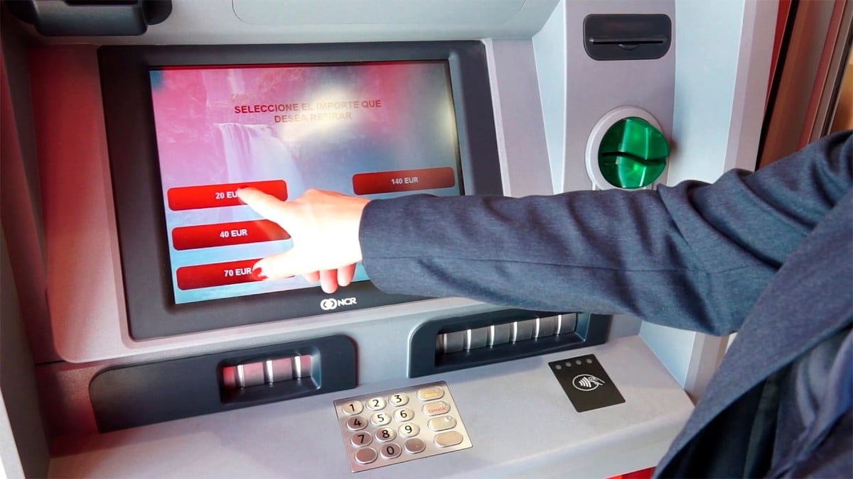 ¿Tienes cuenta Santander? Banco pide a clientes cambiar contraseña y clave por esta razón