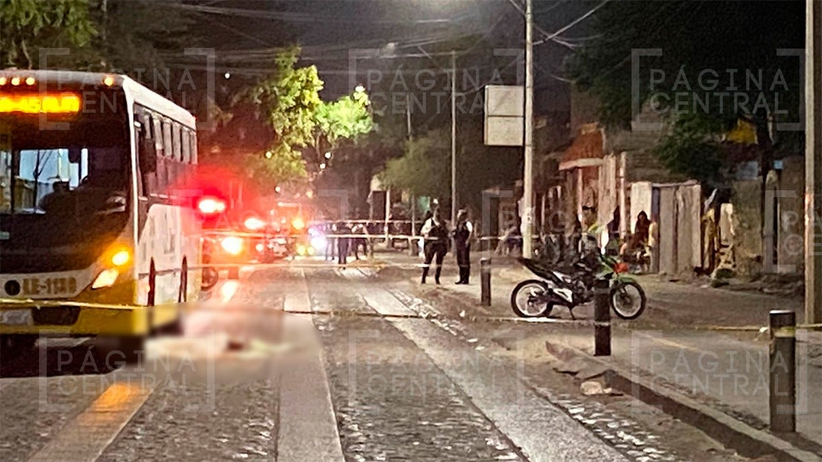 Motociclistas son impactados por camioneta y arrollados por un camión, un hombre murió